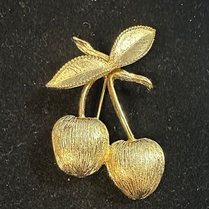 205- Sarah Coventry "Golden Cherries" gold-tone brooch vintage 1960s